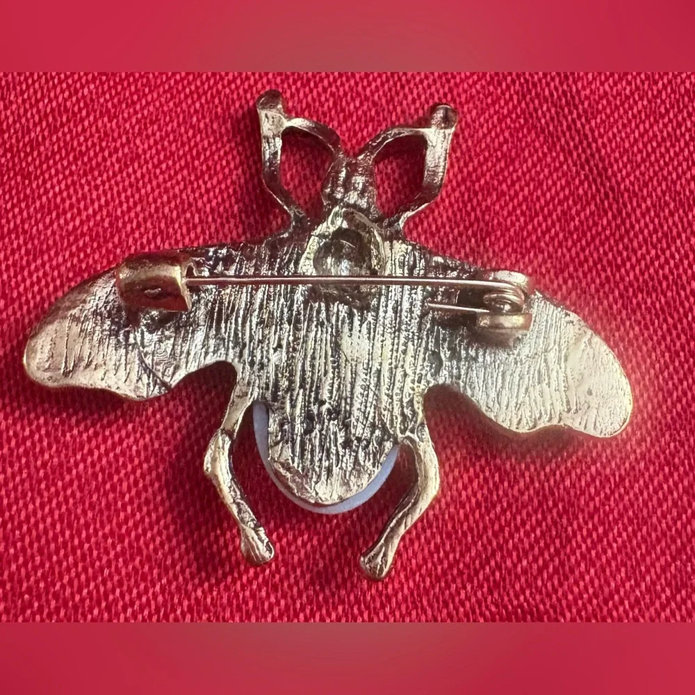 Brass tone Queen Bee Brooch with Pearl accent. A perfect accessory!